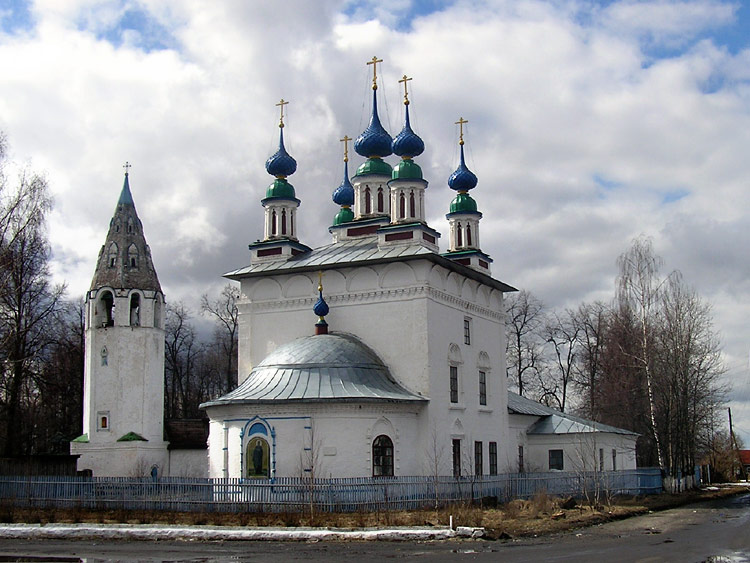 Лух ивановской. Свято-Троицкий храм п. Лух. Лух Ивановская область храмы. Поселок Лух Ивановская область Троицкий храм. Успенский храм Лух Ивановская область.